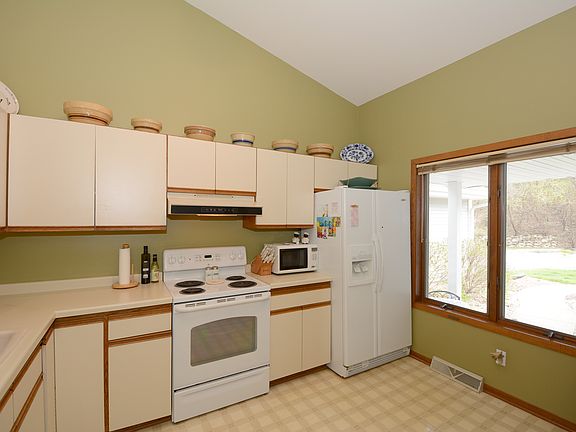 4th image of 117 E Sutton Pl