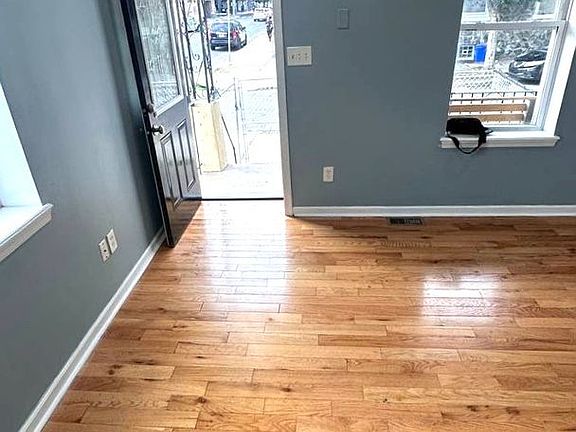 4th image of 5578 Ludlow St #1