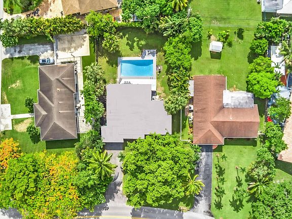 4th image of 410 E Country Club Circle
