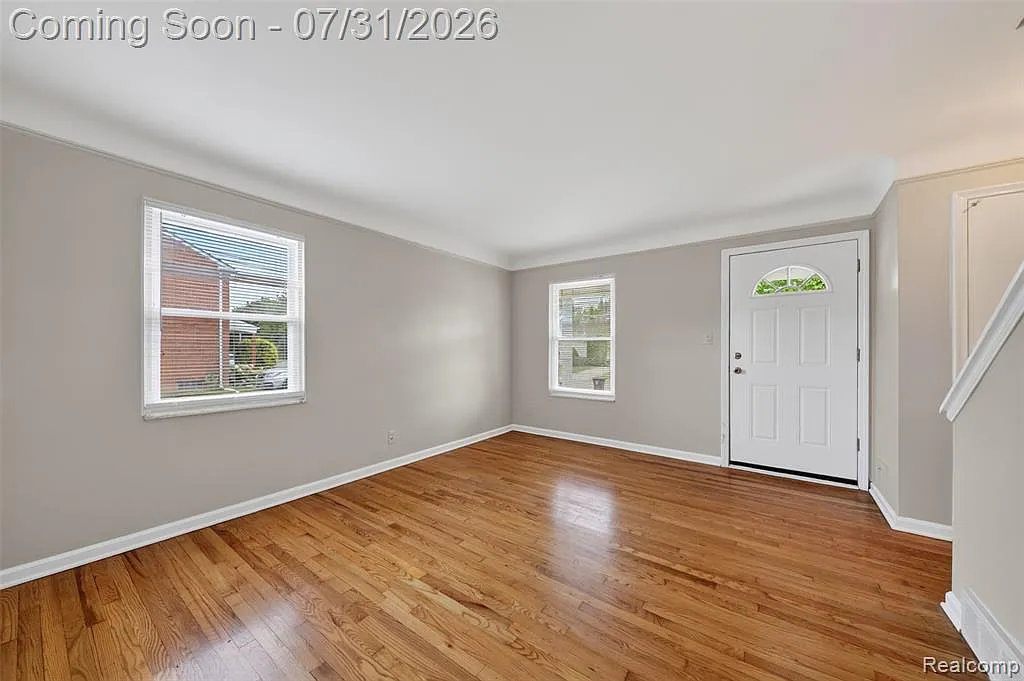 2 bed, 1.0 bath, 858 sqft, $1,700 — Photo 3