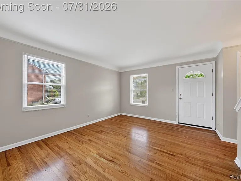 360 Parkview Dr — Photo 3