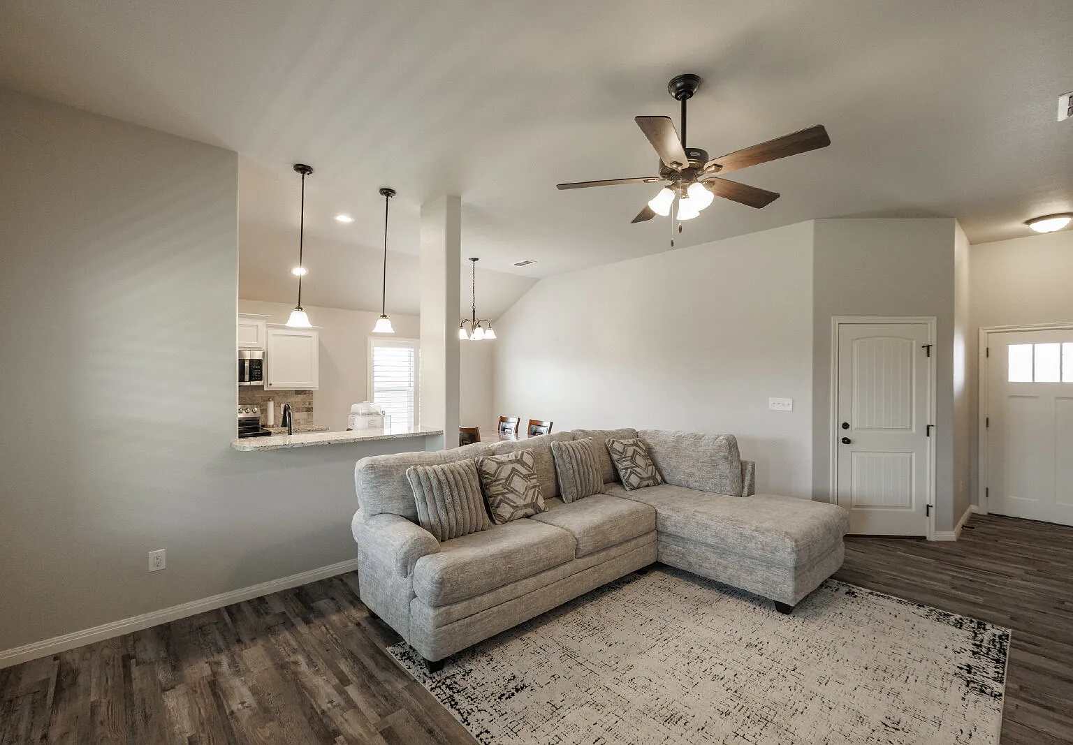 3 bed, 2.0 bath, 1270 sqft, $2,795 — Photo 3