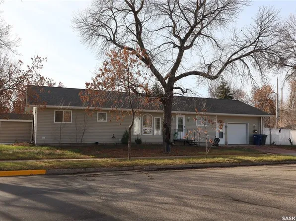 602 Centre STREET, Assiniboia, SK S0H 0B0