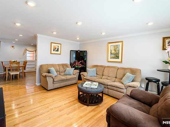 3rd image of 39 Lawrence Ave