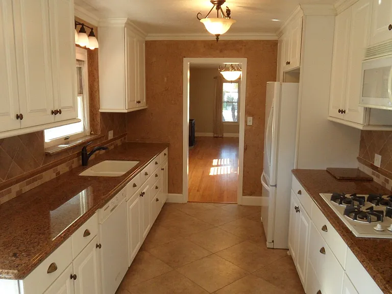 445 N Pine St — Photo 11