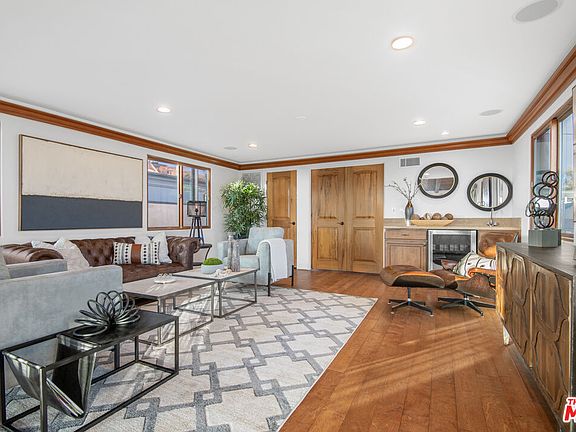 4th image of 810 Manhattan Ave