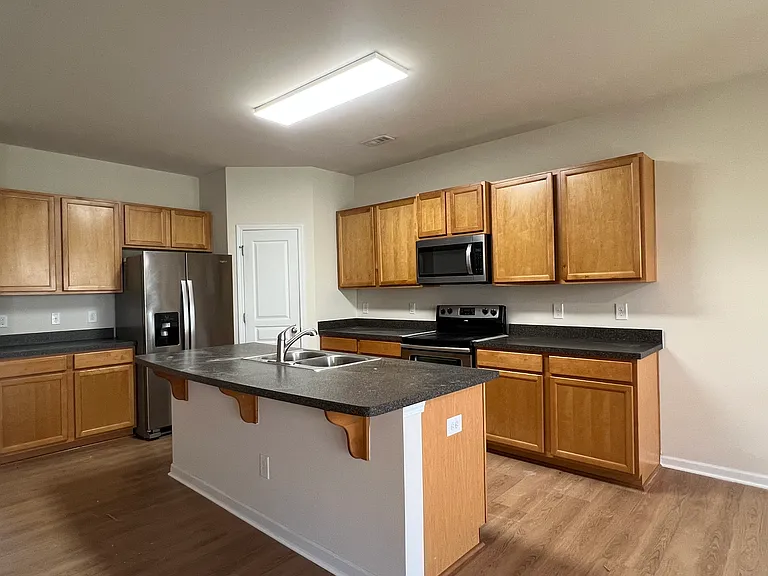 416 Charleville Ct — Photo 8
