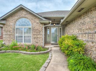 9100 Shady Grove Rd, Moore, OK 73160