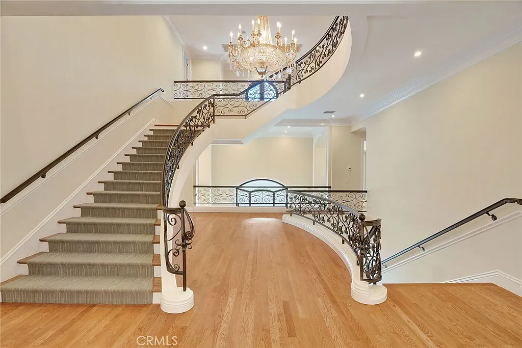 6 bed, 5854 sqft, $20,000 — Photo 2