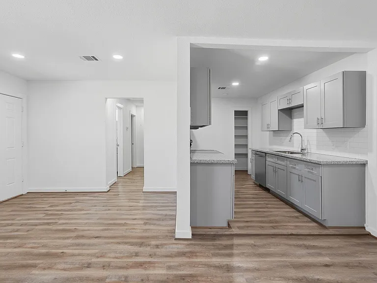 5962 Ridgeway Dr — Photo 7
