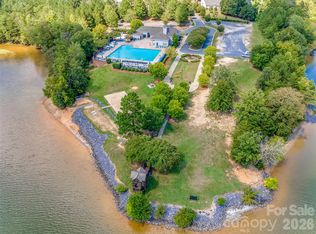 1039 Hunters Run Dr, Tega Cay, SC 29708