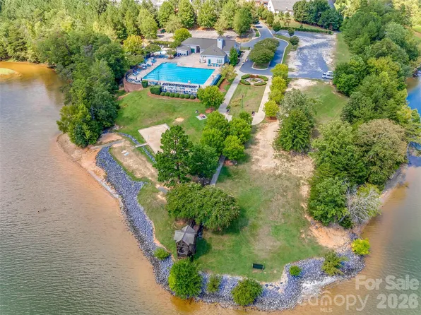 1039 Hunters Run Dr, Tega Cay, SC 29708
