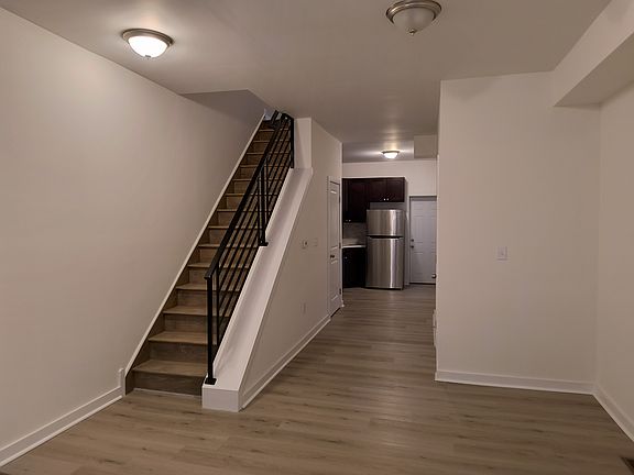 3rd image of 1523 W Oakdale St