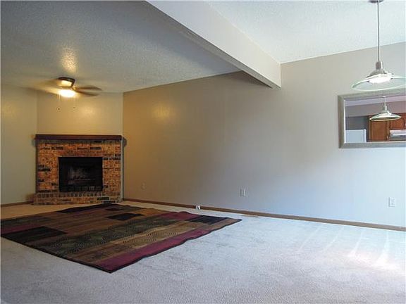 5th image of 301 NE Timbercreek Dr