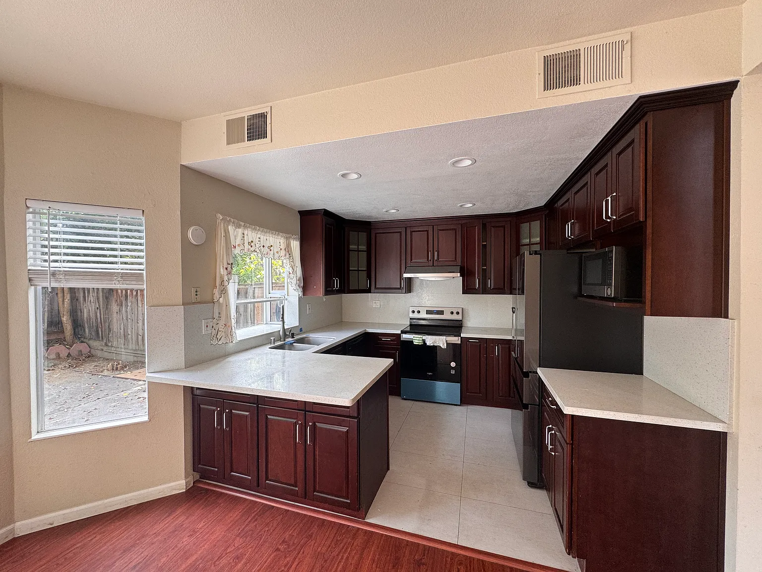 4 bed, 2.5 bath, 1950 sqft, $4,600 — Photo 3