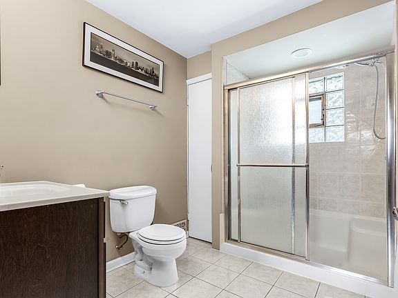 5th image of 15546 Le Claire Ave