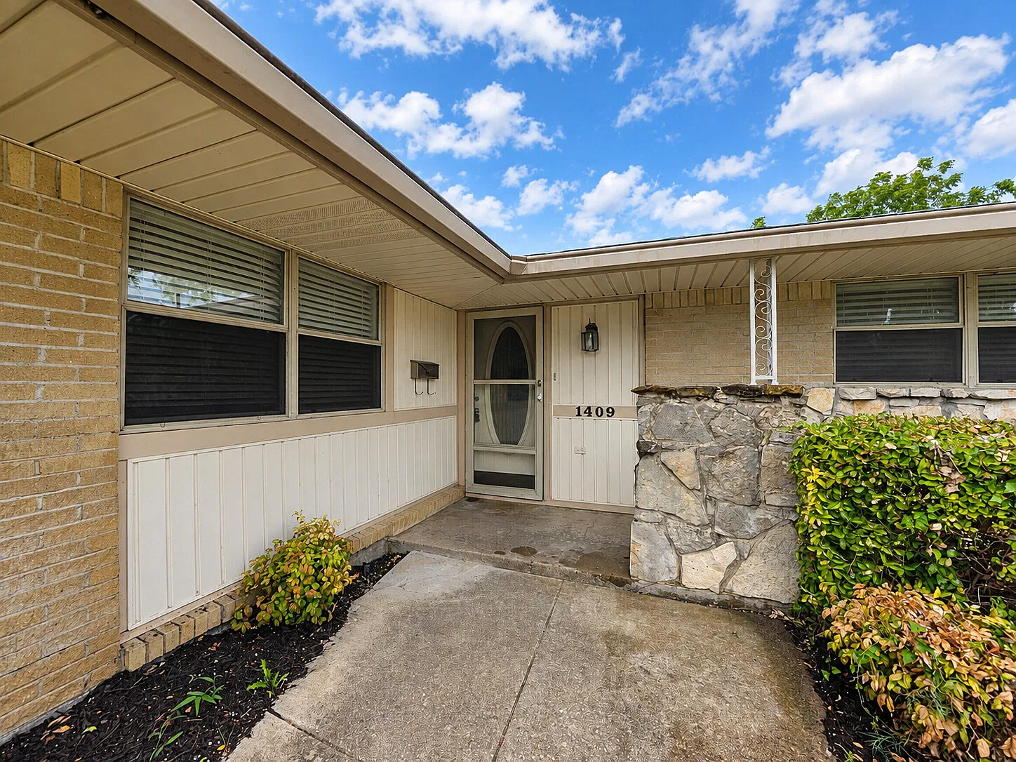3 Bed, 2 Living, Corner Lot with Large Backyard and Gate — Photo 4