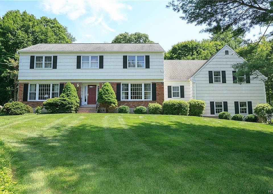 2nd image of 7 Willow Crest Dr