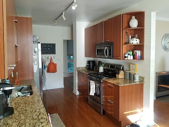 3rd image of 2112 N Lakewood Ave #2112