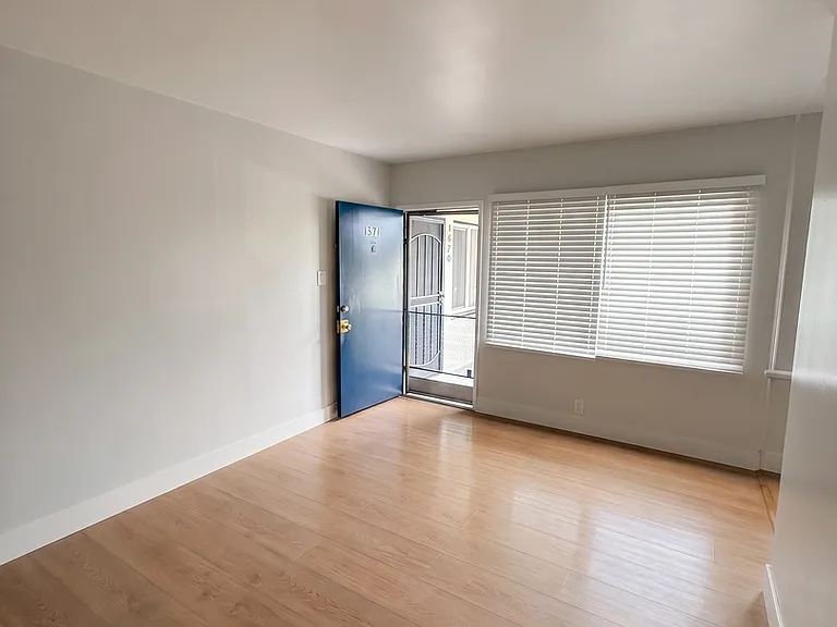 1371-1385 S Tremaine Ave — Photo 6