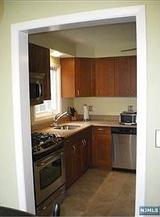 5th image of 35 Essex Pl