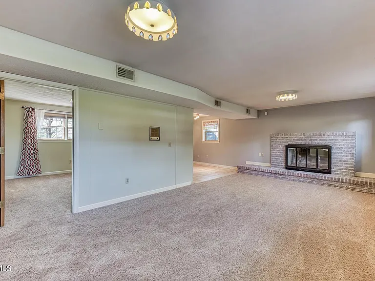 908 Meadow Ln — Photo 26