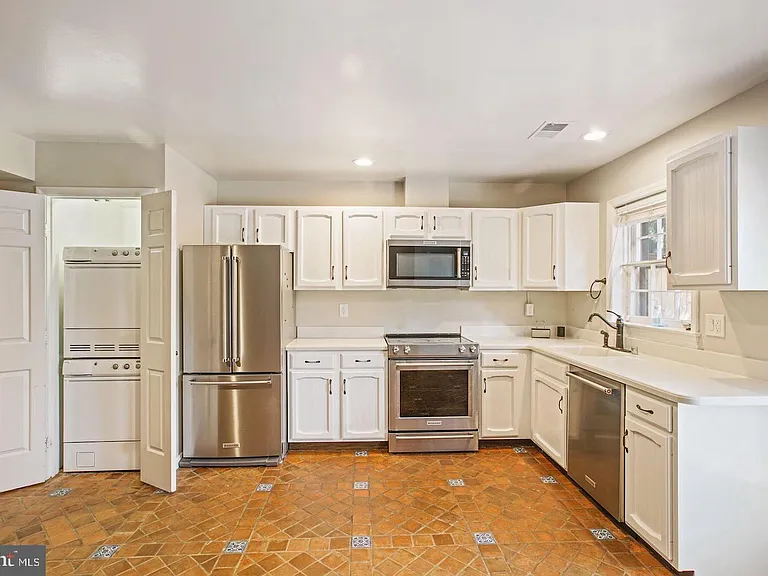 1225 Michigan Ct — Photo 13