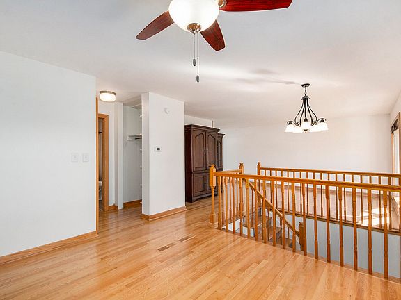 5th image of 717 Grand Rapids St