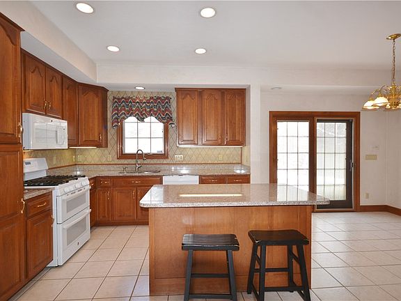 5th image of 118 William Dr