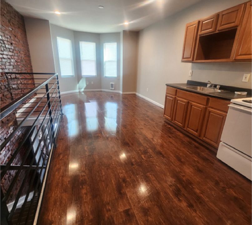 1st image of 1850 Clarence St Floor 2