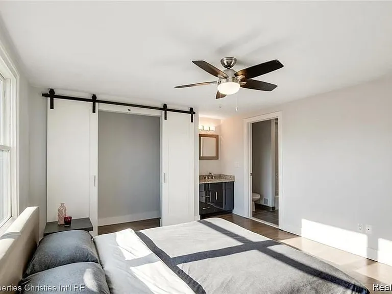 642 W Eleven Mile Rd — Photo 16