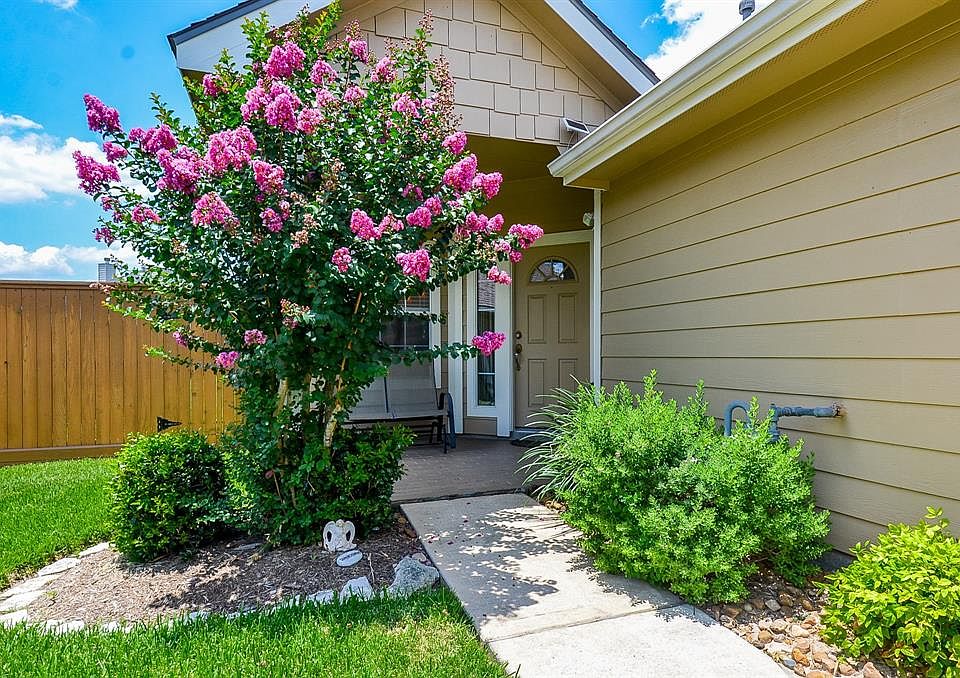 Welcome Home to 5234 Garnetfield Ln!
