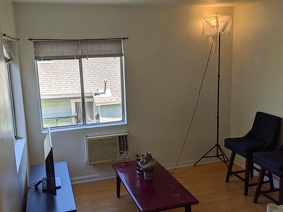 4th image of 6221 Hazeltine Ave