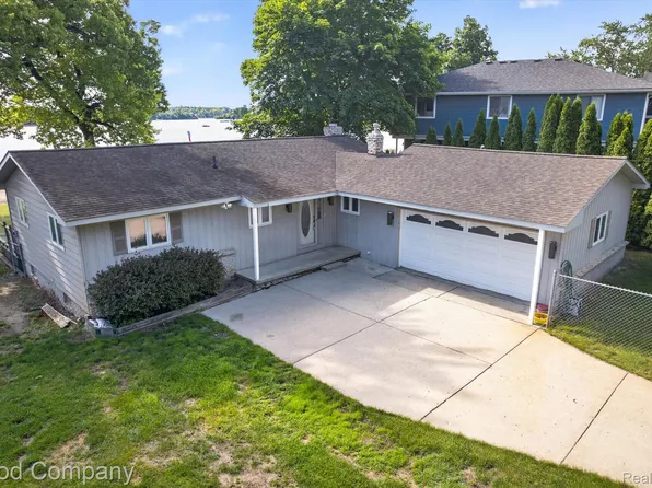 3161 Jackson Blvd, Highland, MI 48356
