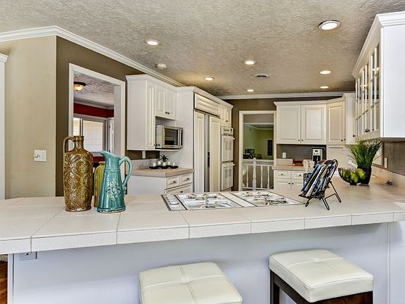 Functional kitchen with breakfast bar