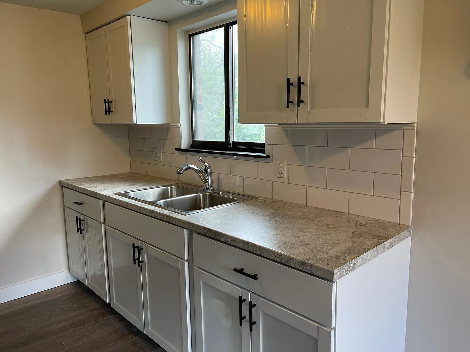 2 bed, 900 sqft, $1,350 — Photo 2