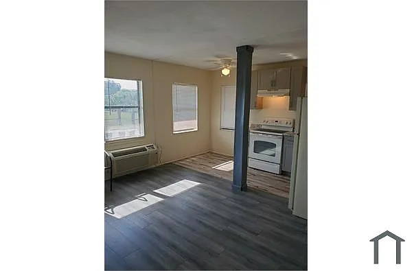Building Photo - 1839 18th Ave S