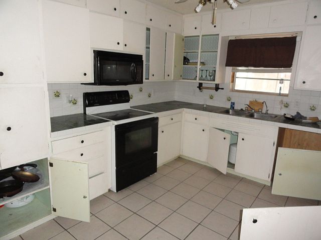 2nd image of 2512 N Travis Dr