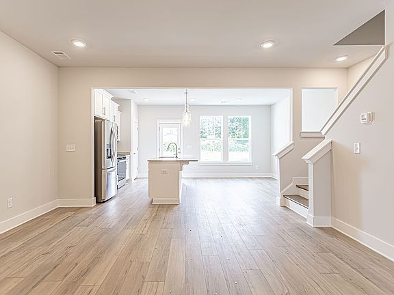 5th image of 122 Keel Ln