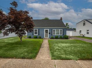 4 Birch Ct E, Farmingdale, NY 11735