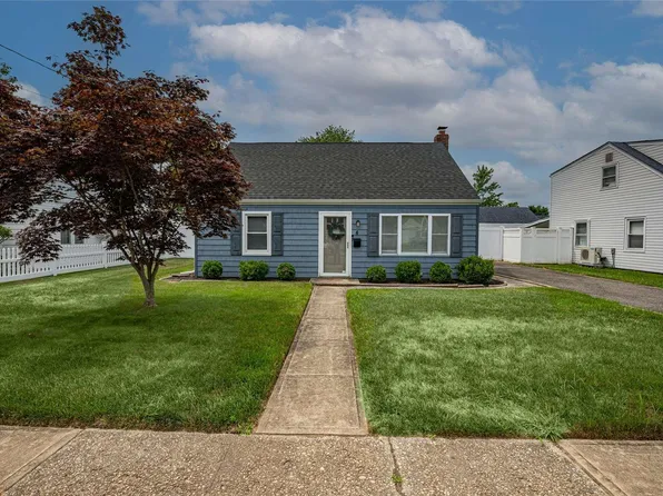 4 Birch Ct E, East Farmingdale, NY 11735
