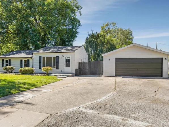 25453 Pineview Ave, Warren, MI 48091