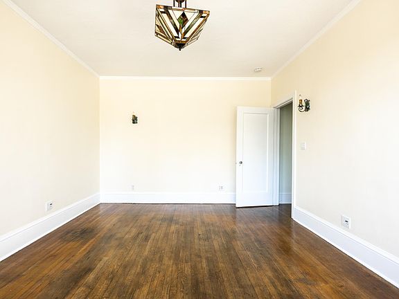 bedroom (has 2 entrances)