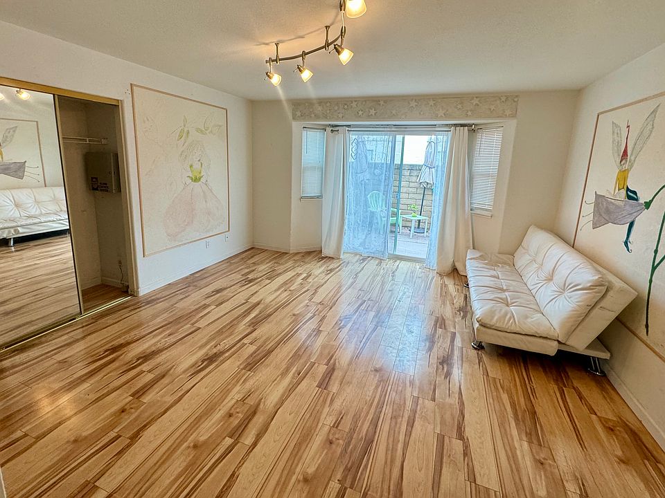 Private 196 sq ft bedroom facing mini patio and private entrance. Can opt for queen bed or fully unfurnished. Expandable sofa can be removed.