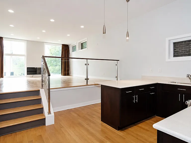 813 N May St — Photo 2