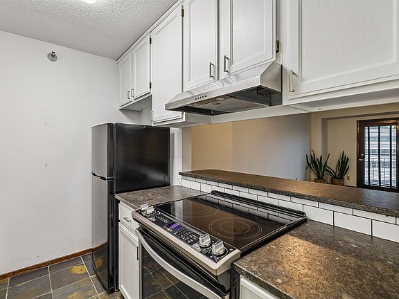 4th image of 300 Walnut St #407