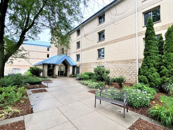130 W Wisconsin Ave, Pewaukee, WI 53072