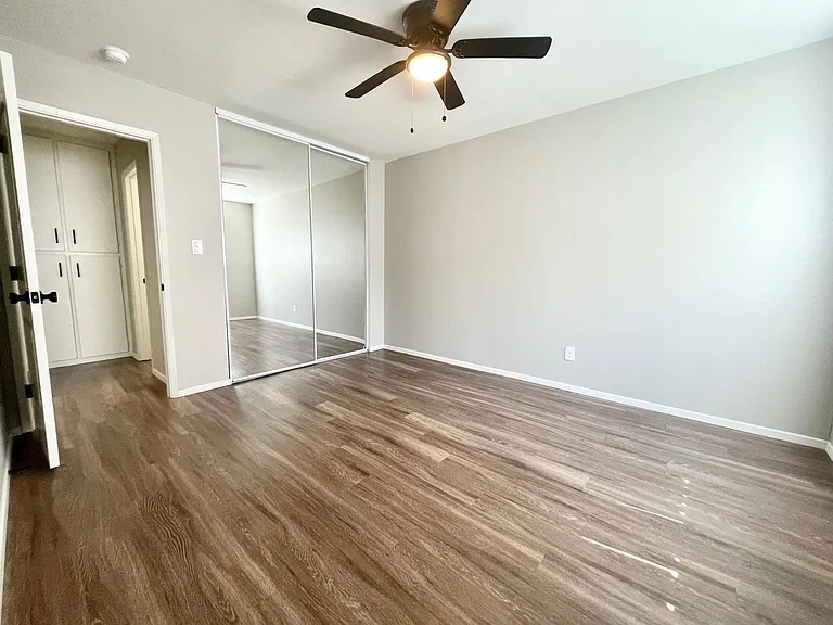 1141 E 7th St #3 — Photo 10