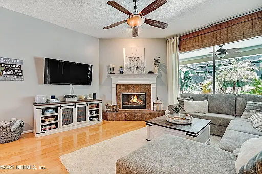 1555 Lakeway Dr — Photo 2