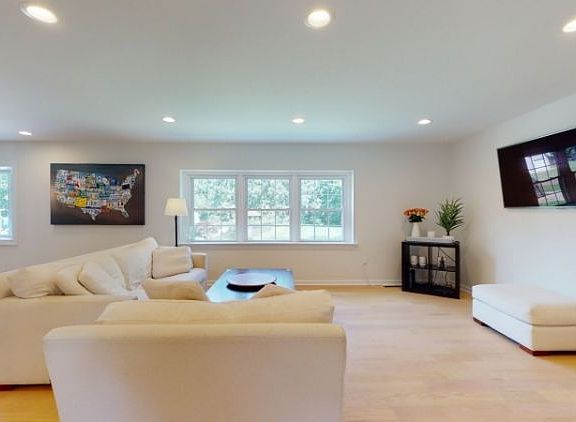 3rd image of 10 Merritt Ln